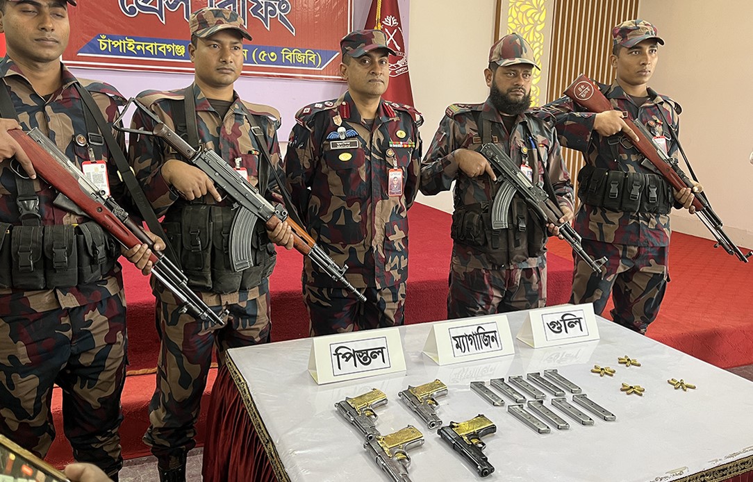 চাঁপাইনবাবগঞ্জ সীমান্তে ৪ বিদেশি আগ্নেয়াস্ত্র উদ্ধার